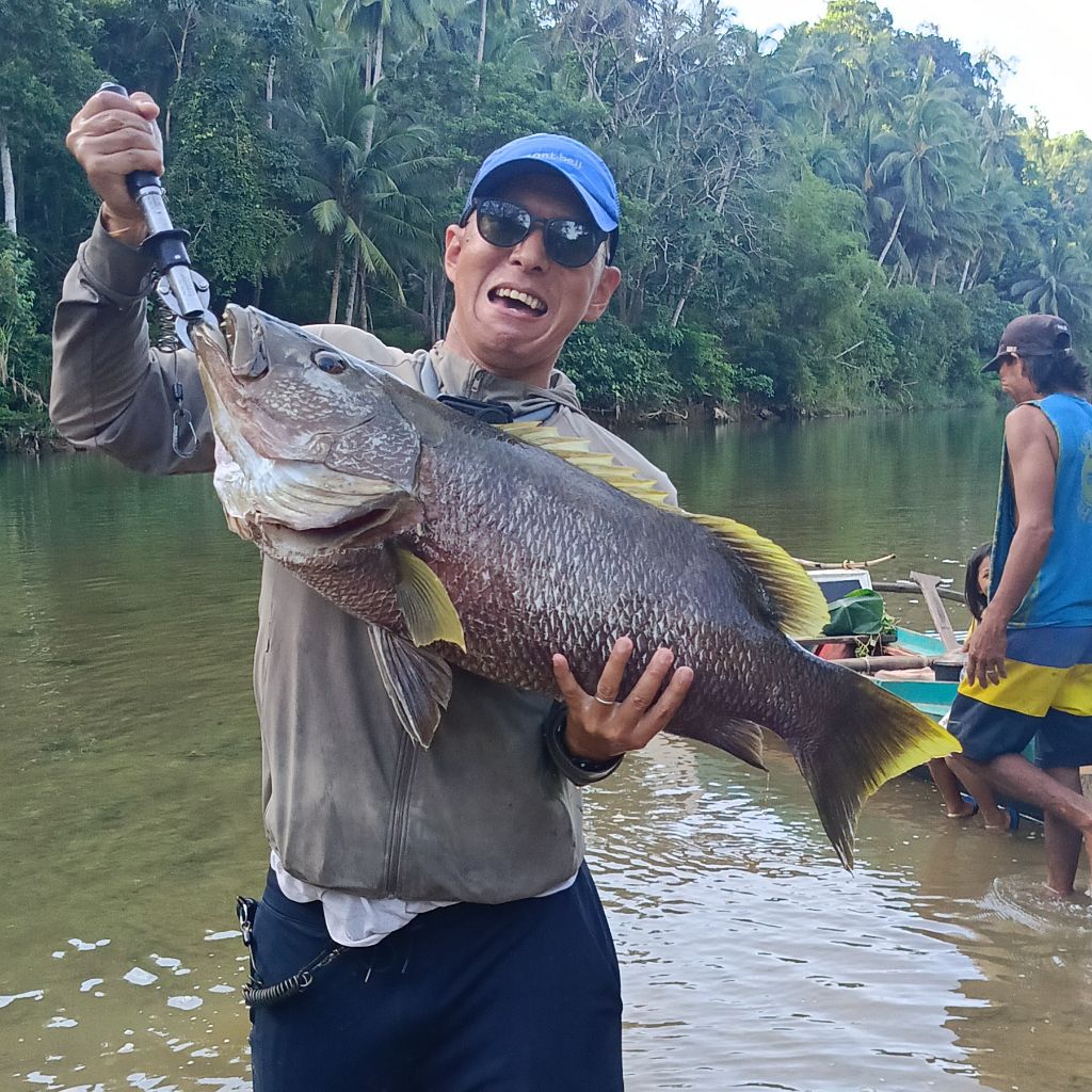 Guide Ryotaro Nagatsuma with a giant Papuan blackbass